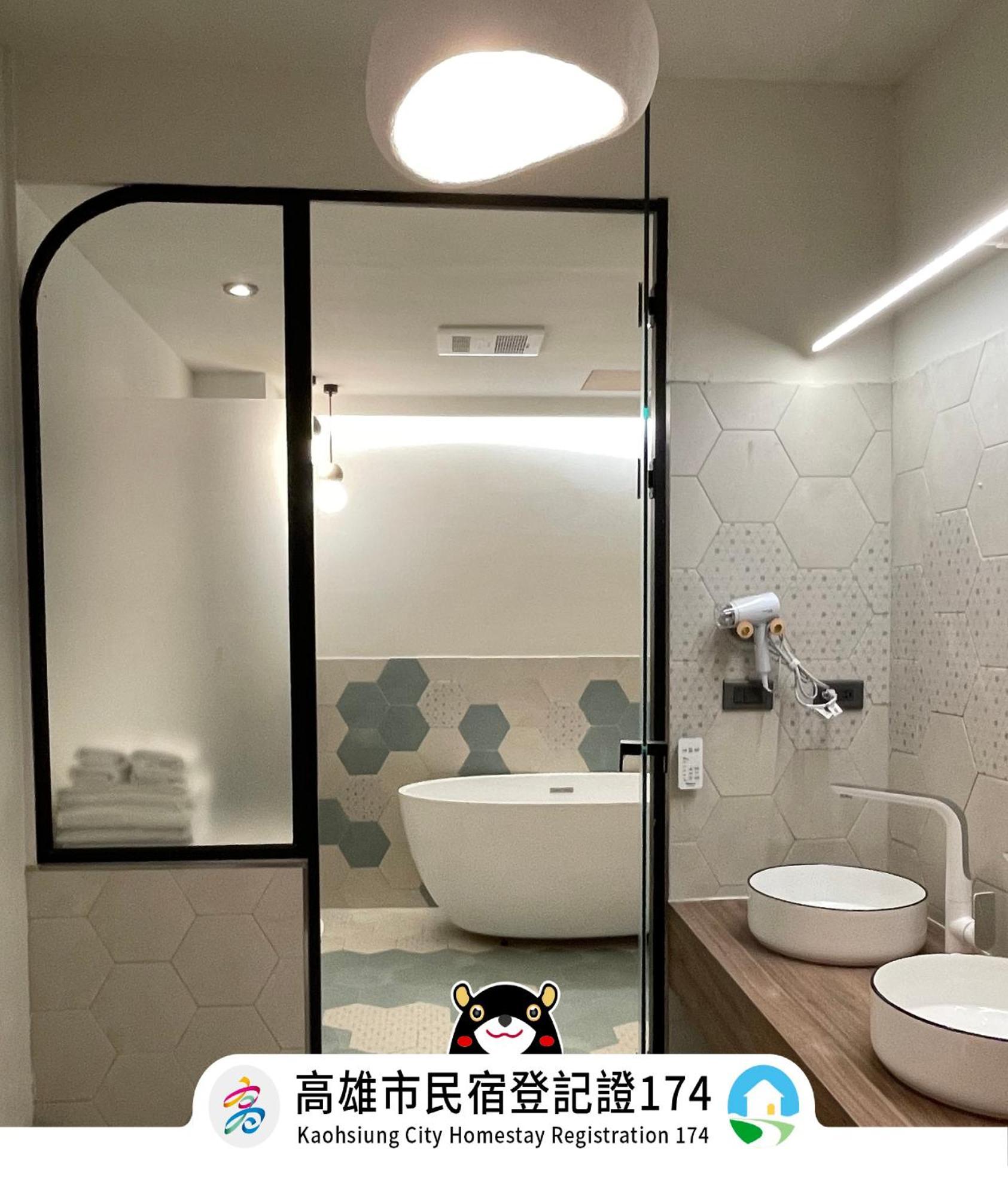 8 ดอร์ เกสต์ เฮาส์ Hotel เกาสง ภายนอก รูปภาพ