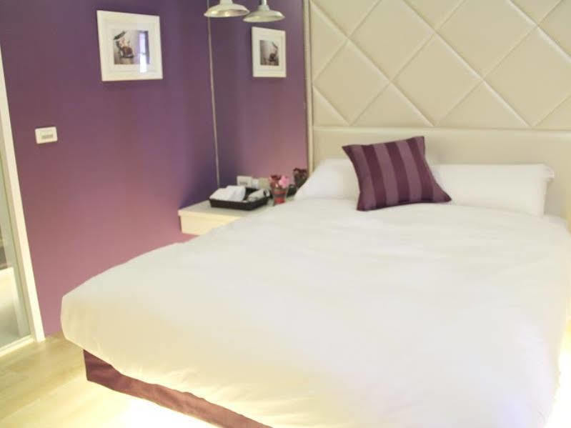 8 ดอร์ เกสต์ เฮาส์ Hotel เกาสง ภายนอก รูปภาพ